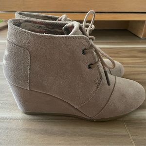 Toms Desert Wedge Suede Ankle Booties, Tan/Taupe, Size 6